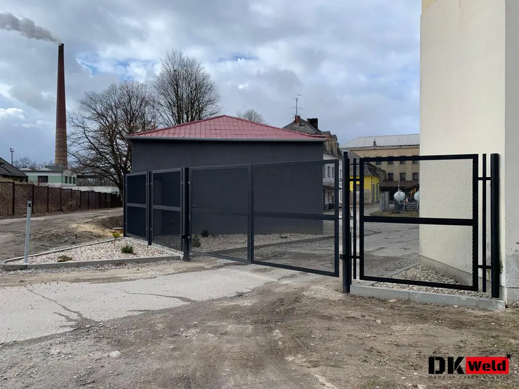 Plotová pole a brána před objektem