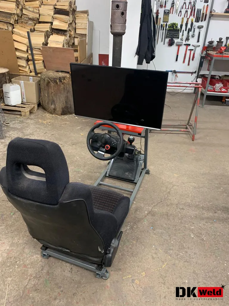 Hotový simulátor se sedačkou, volantem a monitorem