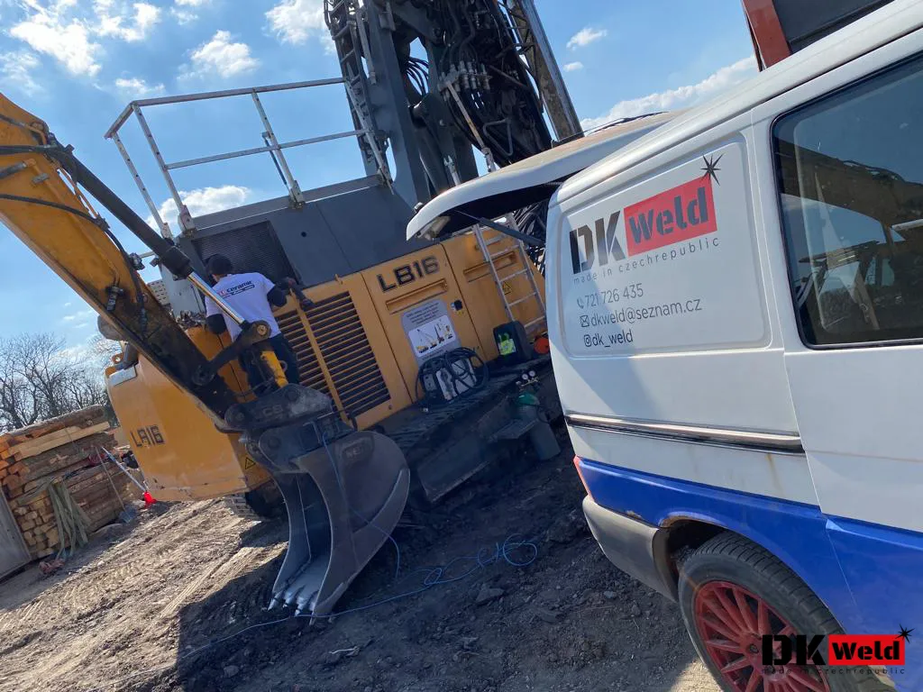 Servisní dodávka DK WELD u bagru na stavbě